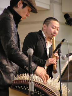 二十五絃箏の中井智弥さんと尺八の岩田卓也さんが演奏する様子