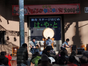 東京ドームシティ ラクーア野外ステージで行われた、和太鼓兄弟ユニット『は・や・と』による太鼓の打ち初め