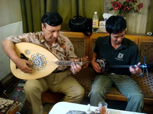 アラブの民族楽器ウード奏者・アドナーン氏のお宅を訪問し、一緒に演奏する池田卓さん