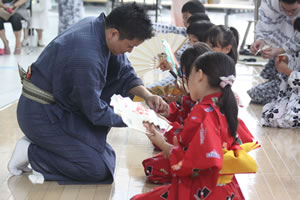 日本舞踊初体験の子どもたち