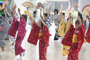 日本舞踊初体験の子どもたち