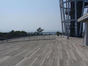 江の島シーキャンドルサンセットテラスから相模湾を臨む絶景。右横の鉄骨は江の島の灯台。