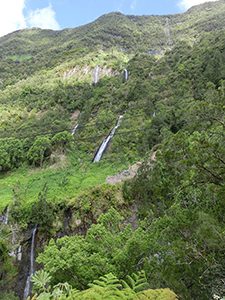 レユニオン島の山肌から流れる滝