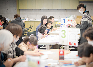 【展示】ギネス世界記録「塗り絵で作られた最大のモザイク（ロゴ） ２枚目